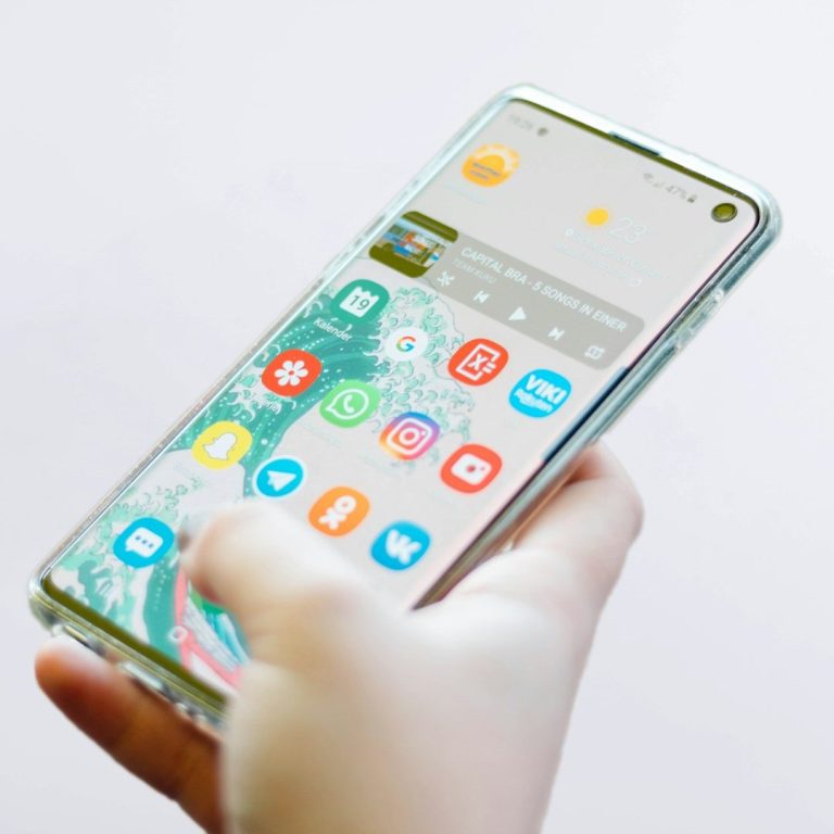 Smartphone in der Hand – Social Media Betreuung und Content-Management