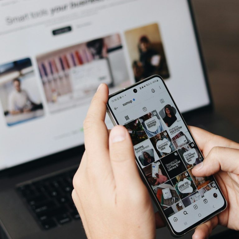Smartphone-Display mit Fotos – steht für Social-Media-Betreuung und Content-Planung.