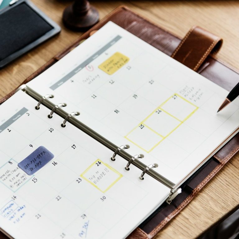 Offener Terminkalender auf Schreibtisch – steht für Terminplanung und Büroorganisation in der virtuellen Assistenz